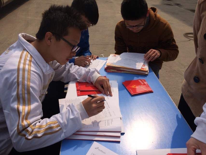 志愿者们在登记信息