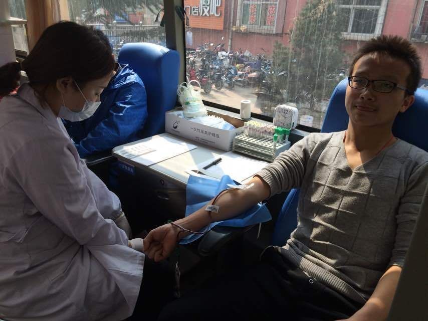 正在献血的志愿者同学