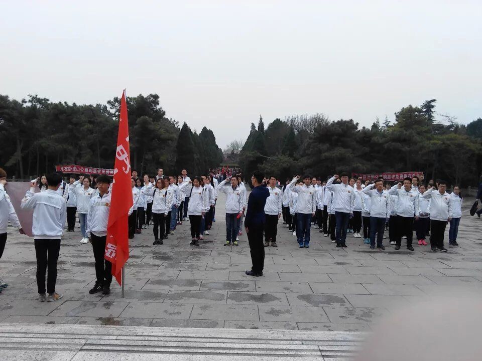 重温入团誓词