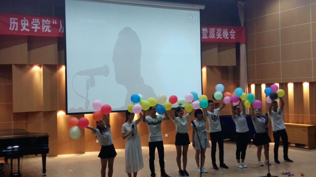 同学们在表演节目